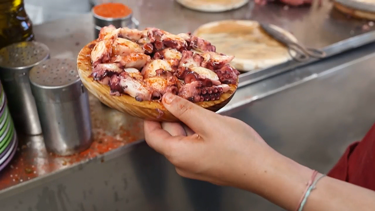 Uno de los mercadillos más antiguos de Galicia está a 30 minutos de A Coruña: más de 150 puestos con pulpo, artesanía y flores perfectos para visitar dos veces al mes