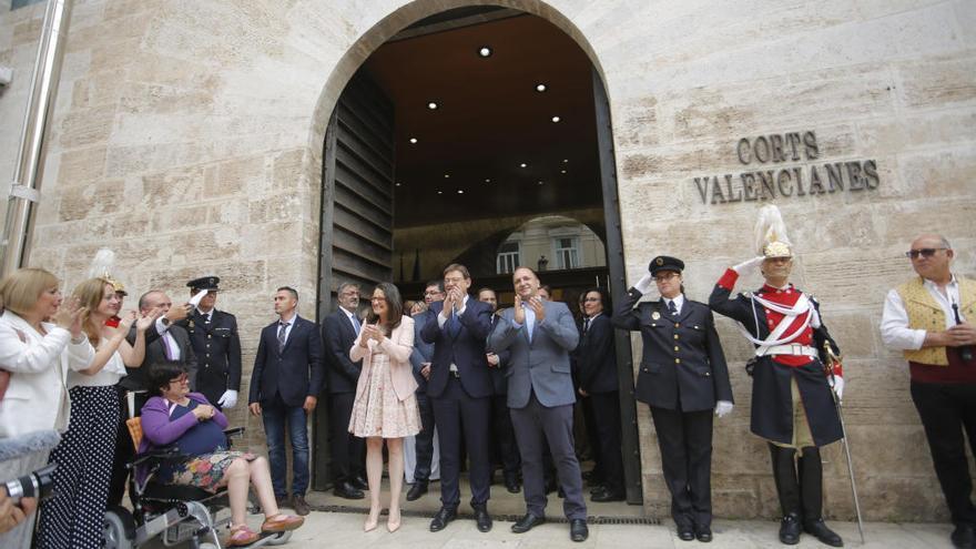 Oltra, Puig y Dalmau saludan a la salida del Palau de la Generalitat, con Laura Soler ante ellos.