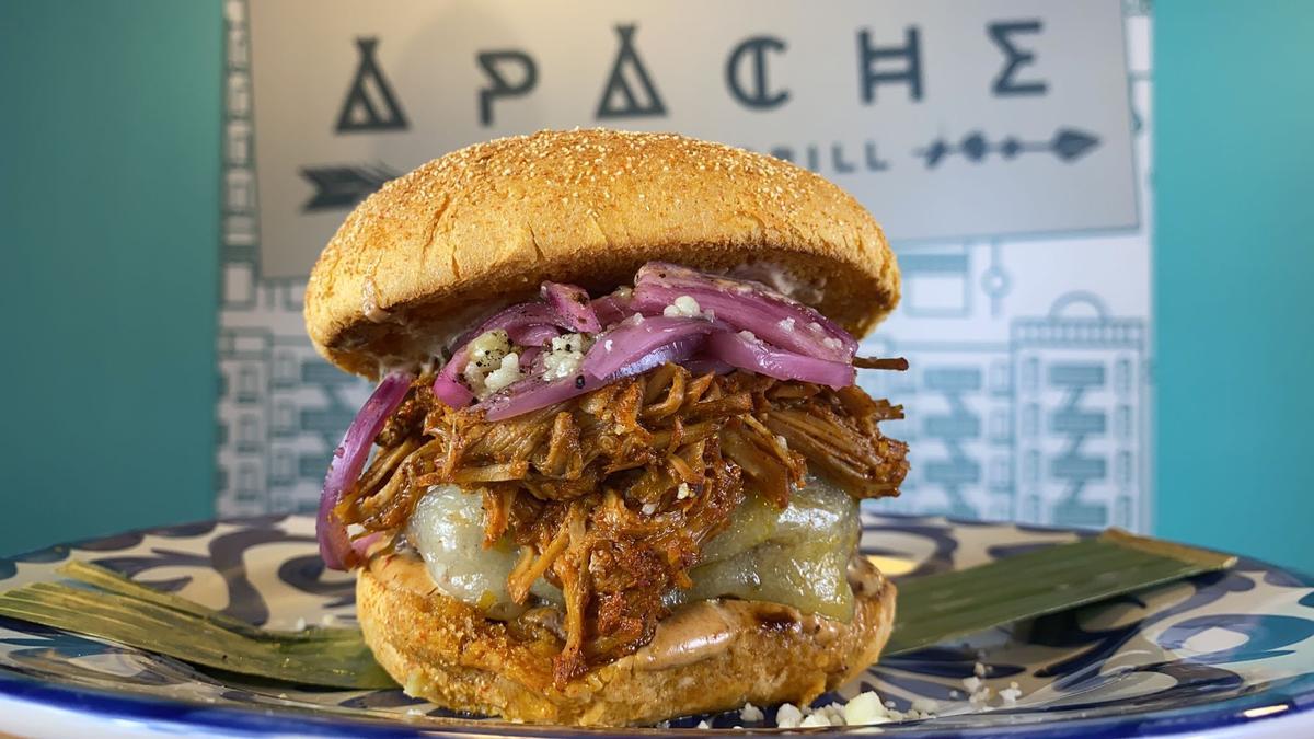 Visita Apache y disfruta de su hamburguesa ganadora: La Janal Pixán («Comida de las ánimas»).