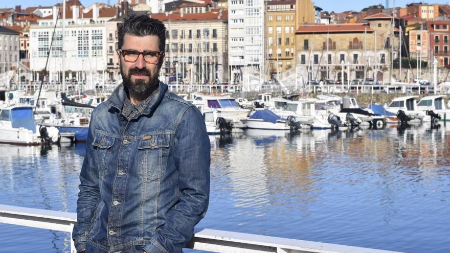 Tito Montero, en el puerto deportivo gijonés.