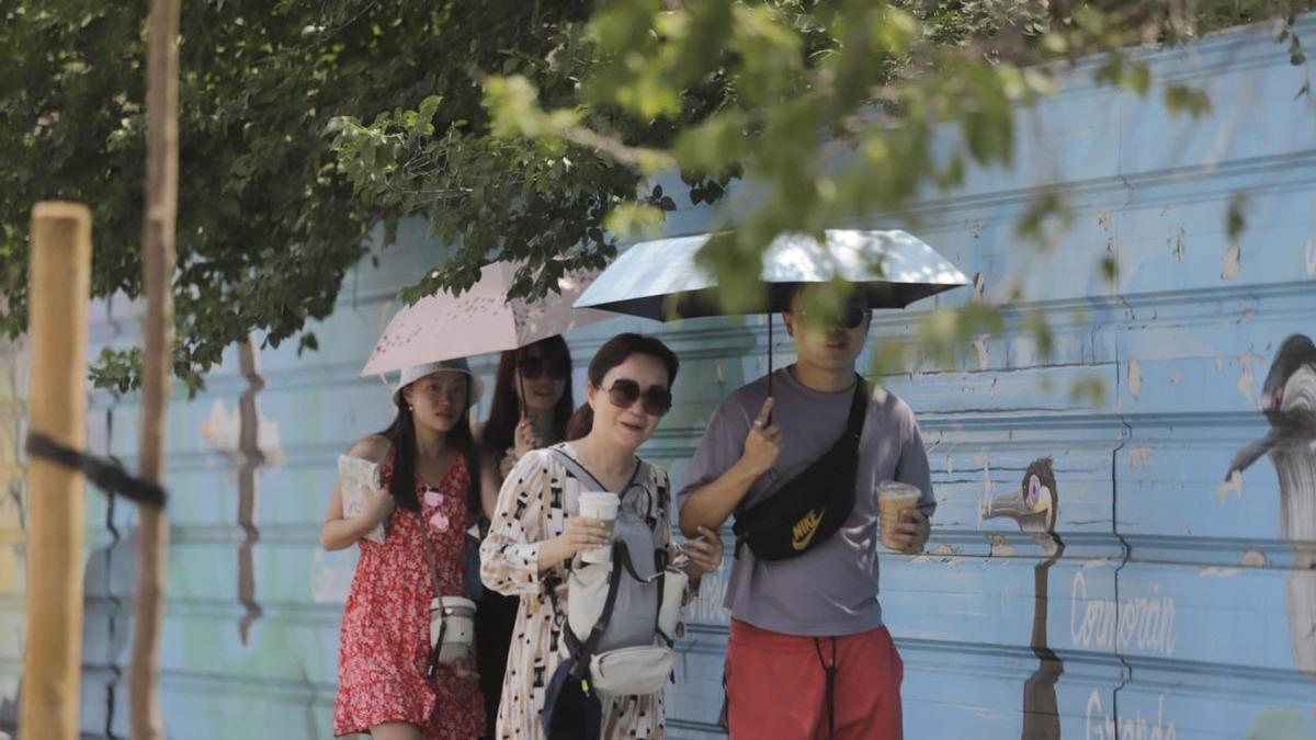 Turistas se refugian del calor de Córdoba.