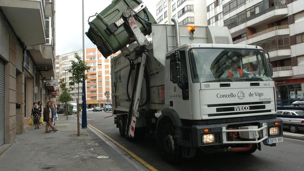 Un camión recoge la basura en Vigo.
