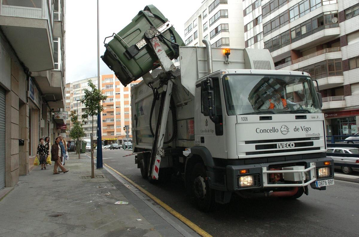 VIGO. 3-4-2005. OPERARIOS DEL SERVICIO DE RECOGIDA DE BASURA DE VIGO SE AFANAN EN RETIRAR DEL CASCO URBANO ALREDEDOR DE 600 TONELADAS EN 24 HORAS, TRAS LA HUELGA DEL PASADO FIN DE SEMANA Y DEL LUNES.