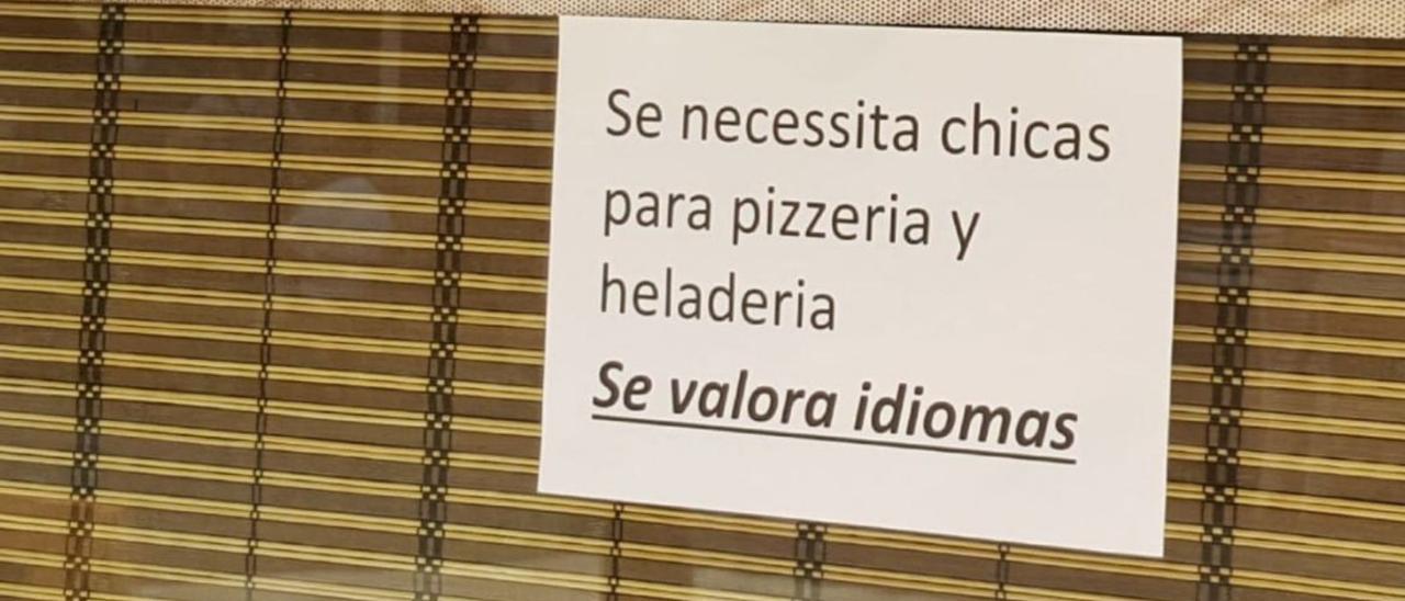 El establecimiento de Maó tiene claro el género de los trabajadores que ‘necessita’, donde la doble ese marca el ‘énfassis’ en las ‘chicas’.