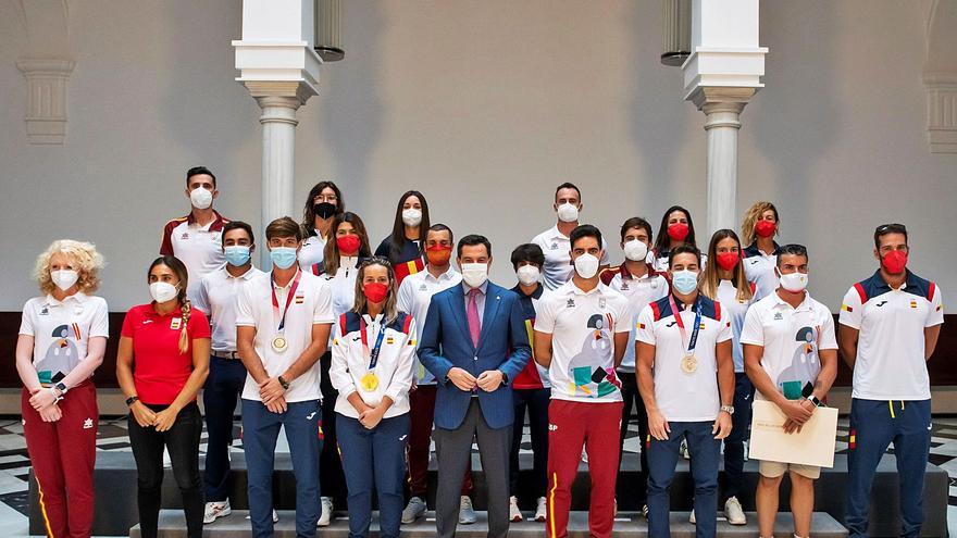 Foto de familia de todos los atletas olímpicos y paralímpicos que estuvieron ayer con el presidente andaluz Juanma Moreno