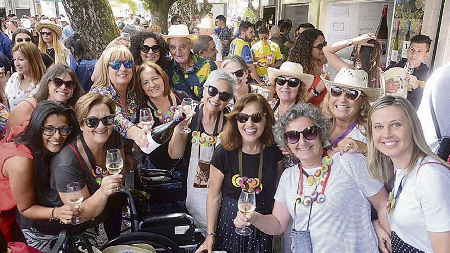 Miles de personas quisieron acercarse hasta Cambados a celebrar su fiesta más internacional, la Festa do Albariño, que este año alcanzaba las 67 ediciones.  // Noé Parga/Iñaki Abella