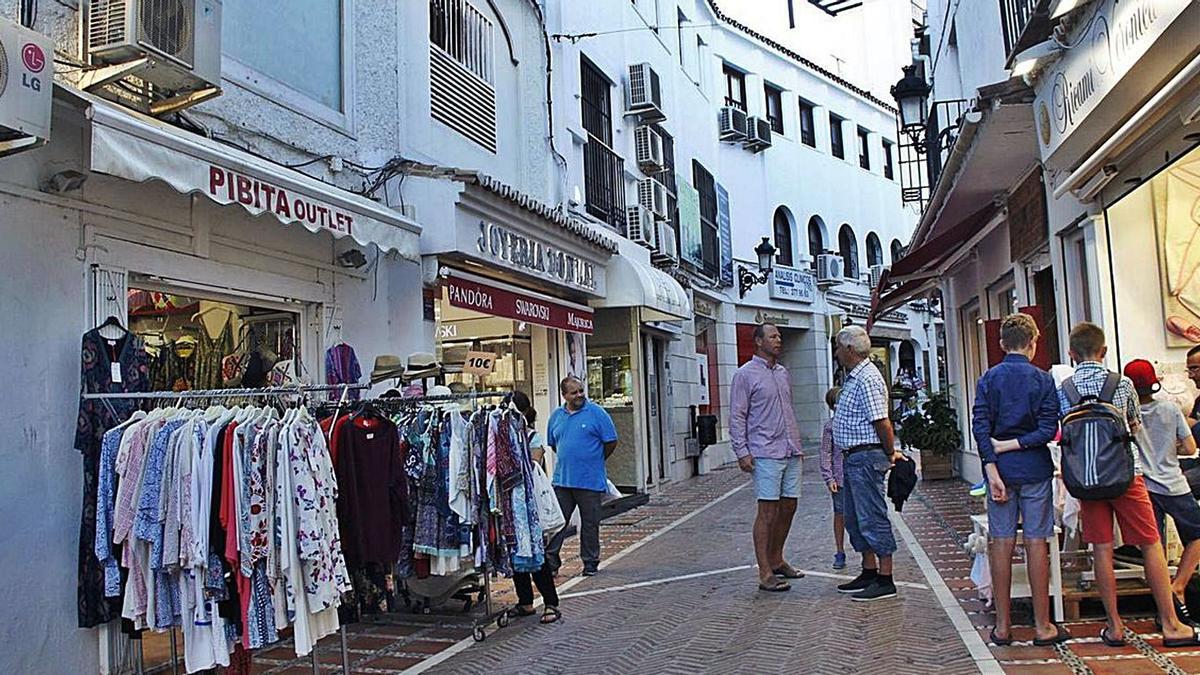 Turistas pasean por una de  las calles del Casco Antiguo de Marbella.