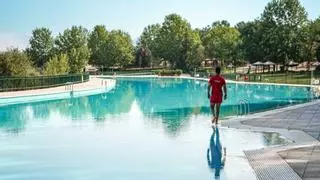 Así es la piscina más grande de Madrid: a solo una hora del centro y con vistas a la sierra