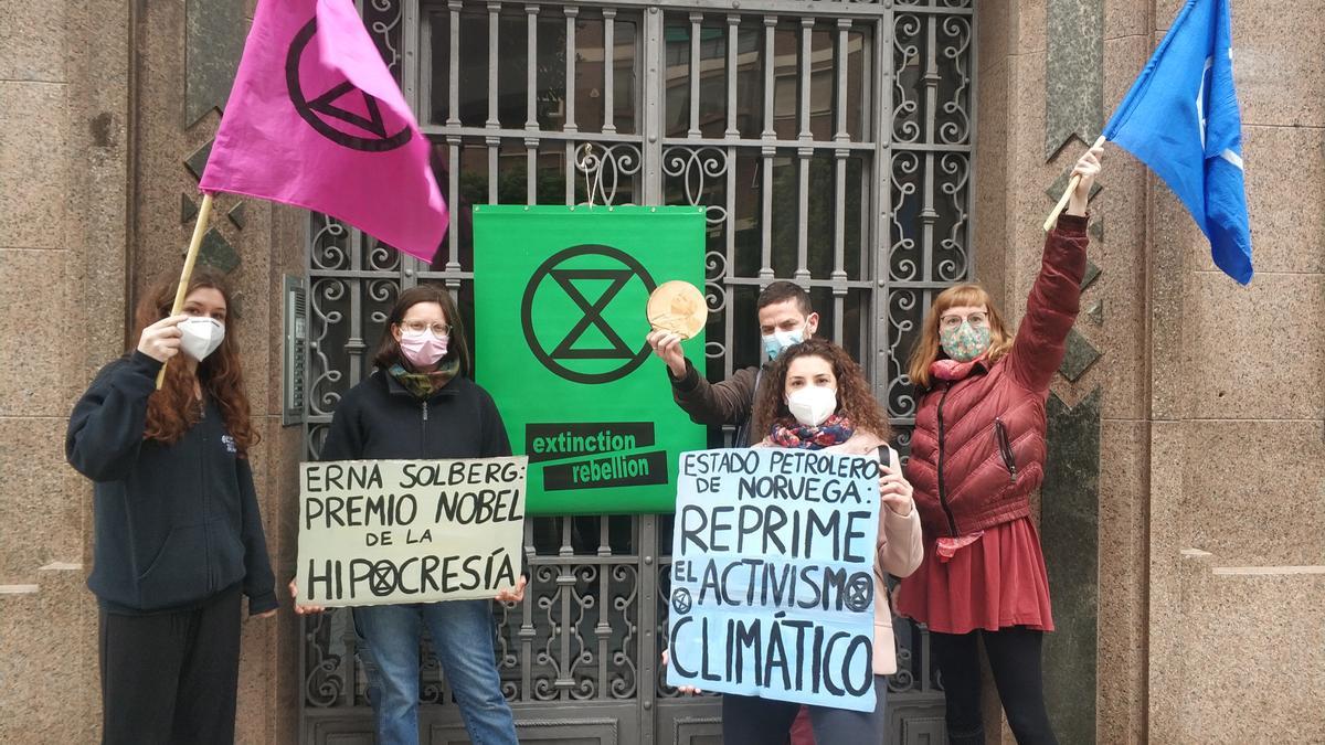 Protesta ante el Consulado de Noruega en València