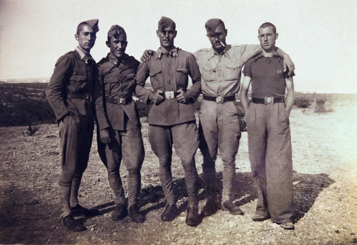 Voluntaris de la División Azul en una foto publicada en la revista ‘Cabdells’ d’Oliva.