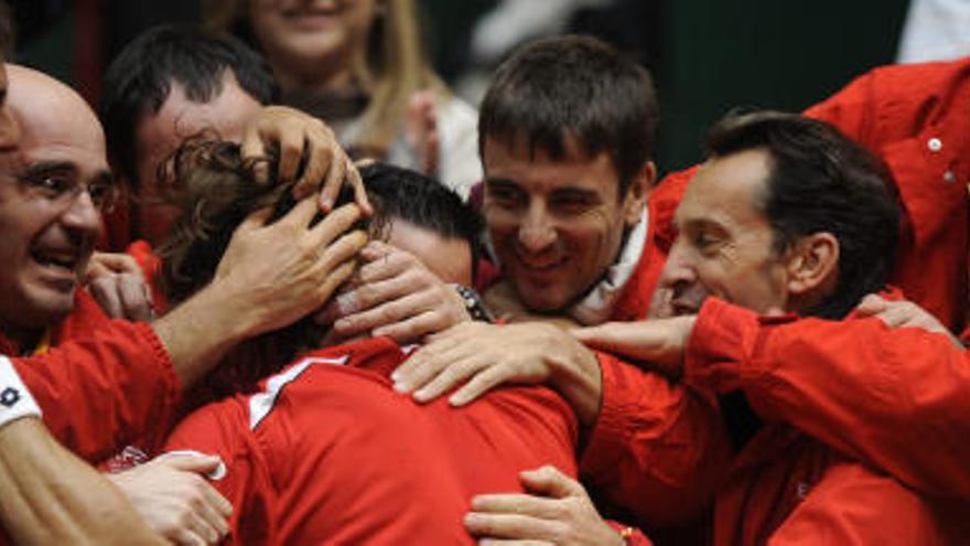 David Ferrer recibe la felicitación del equipo.