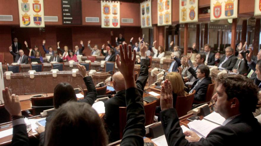 Imagen de archivo de una votación en la Asamblea Regional.