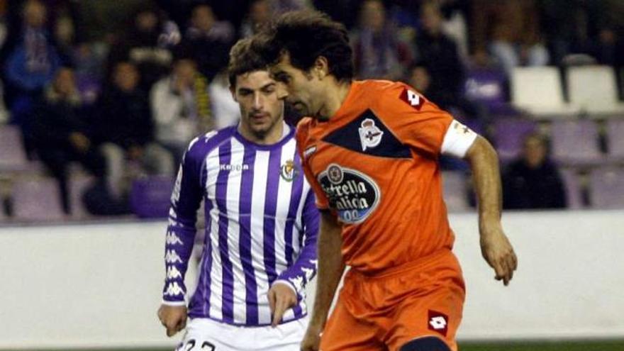 El deportivista Juan Carlos Valerón controla el balón ante un jugador del Valladolid. / lof
