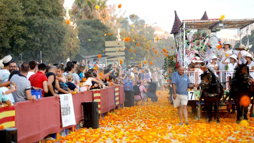 El público lanza los clavellones en la Batalla de Flores del pasado año.