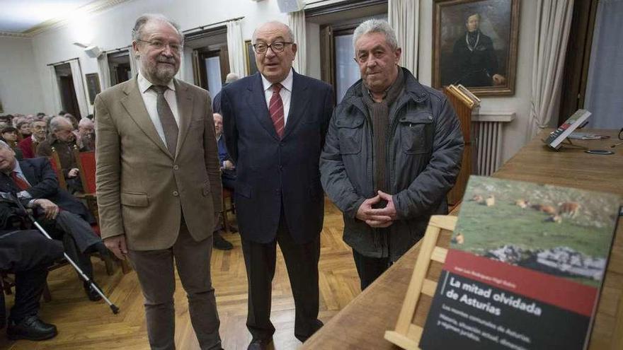 Juan Luis Rodríguez-Vigil, entre Leopoldo Tolivar, a la izquierda, y Bertino Velasco.