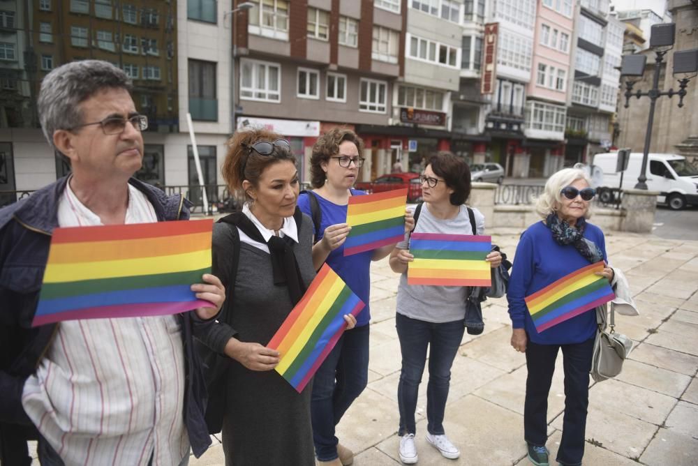 Recuerdan la primera boda entre dos mujeres, Marcela y Elisa, con un acto simbólico de homenaje celebrado en la iglesia de San Jorge en A Coruña.