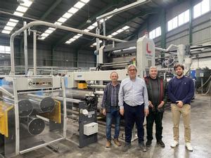 Wences Doménech, Juan, Simón y Lucas Ortolá, junto a una nueva máquina de tejidos de la firma