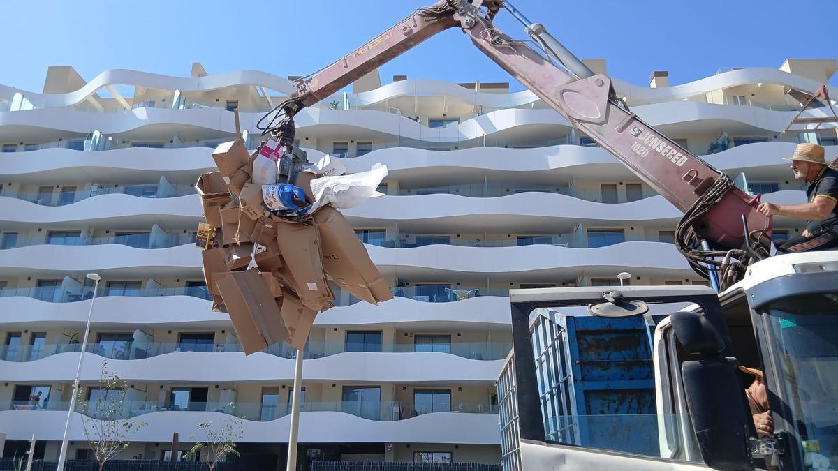 Tareas de limpieza con medios propioso del Ayuntamiento del Puig.