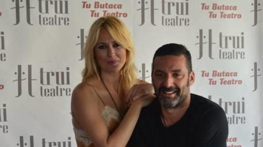 Carolina Cerezuela y Jaime Anglada, ayer en el hall del Trui Teatre.