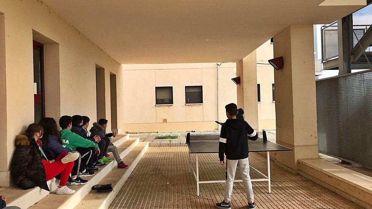 Los alumnos participantes en el proyecto Piefcitos juegan al tenis de mesa durante el recreo.