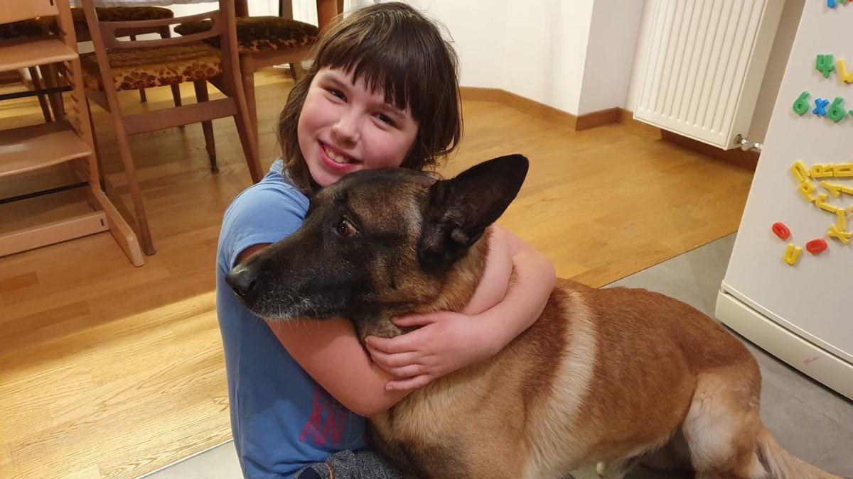 Julija, con Bark, el perro de su tía.