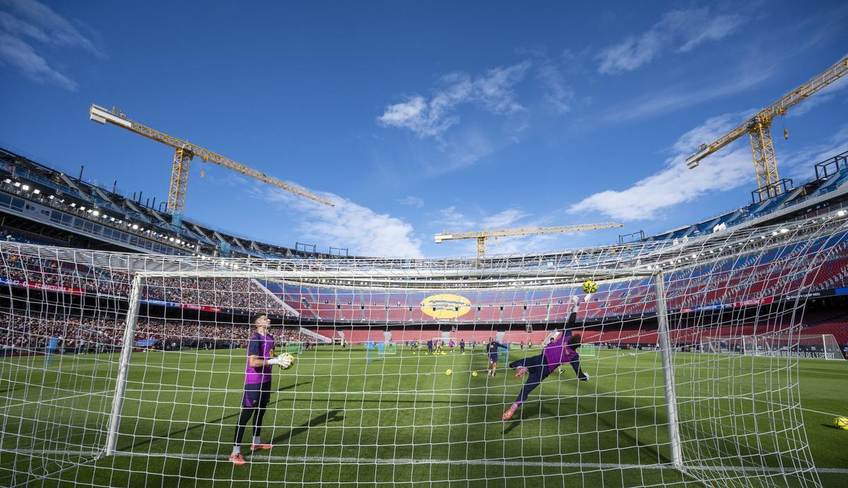 Barcelona. 07.11.2025. Deportes. Público en la tribuna y el gol sur del Spotify Camp Nou durante el primer test con casi 22.000 aficionados en la grada del estadio azulgrana para presenciar el entrenamiento del primer equipo del Barça . Fotografía de Jordi Cotrina