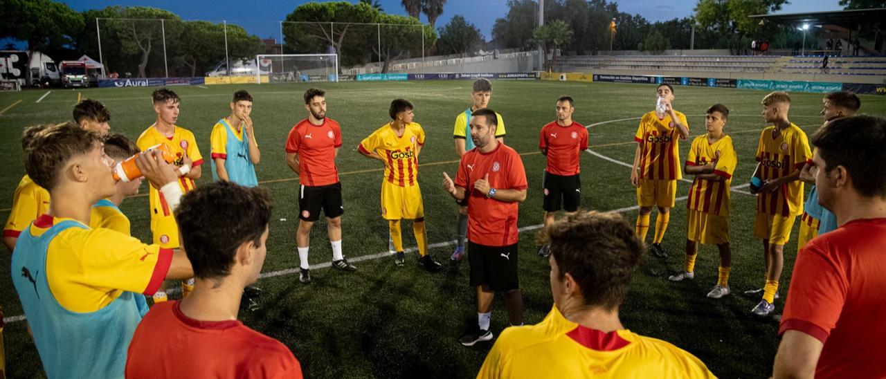 Antonio Rivera conversa amb l&#039;equip al torneig The Cup.