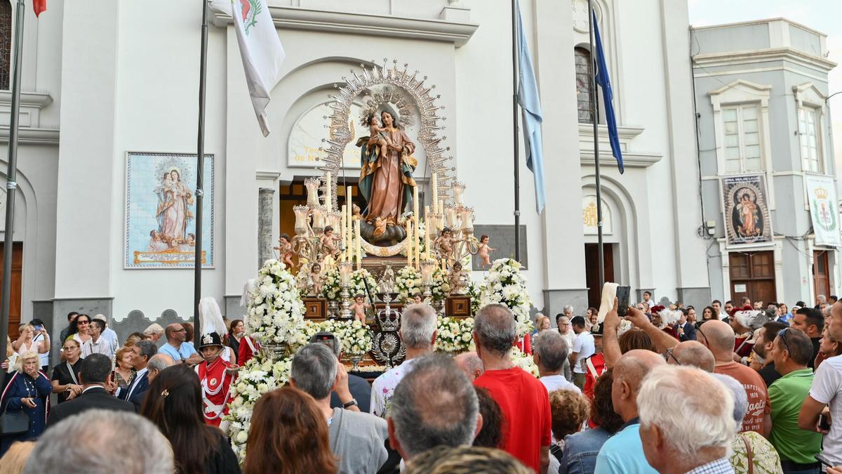 Las Fiestas de La Naval encaran su tramo final tras un fin de semana con romería, procesión y fuegos artificiales en Las Canteras