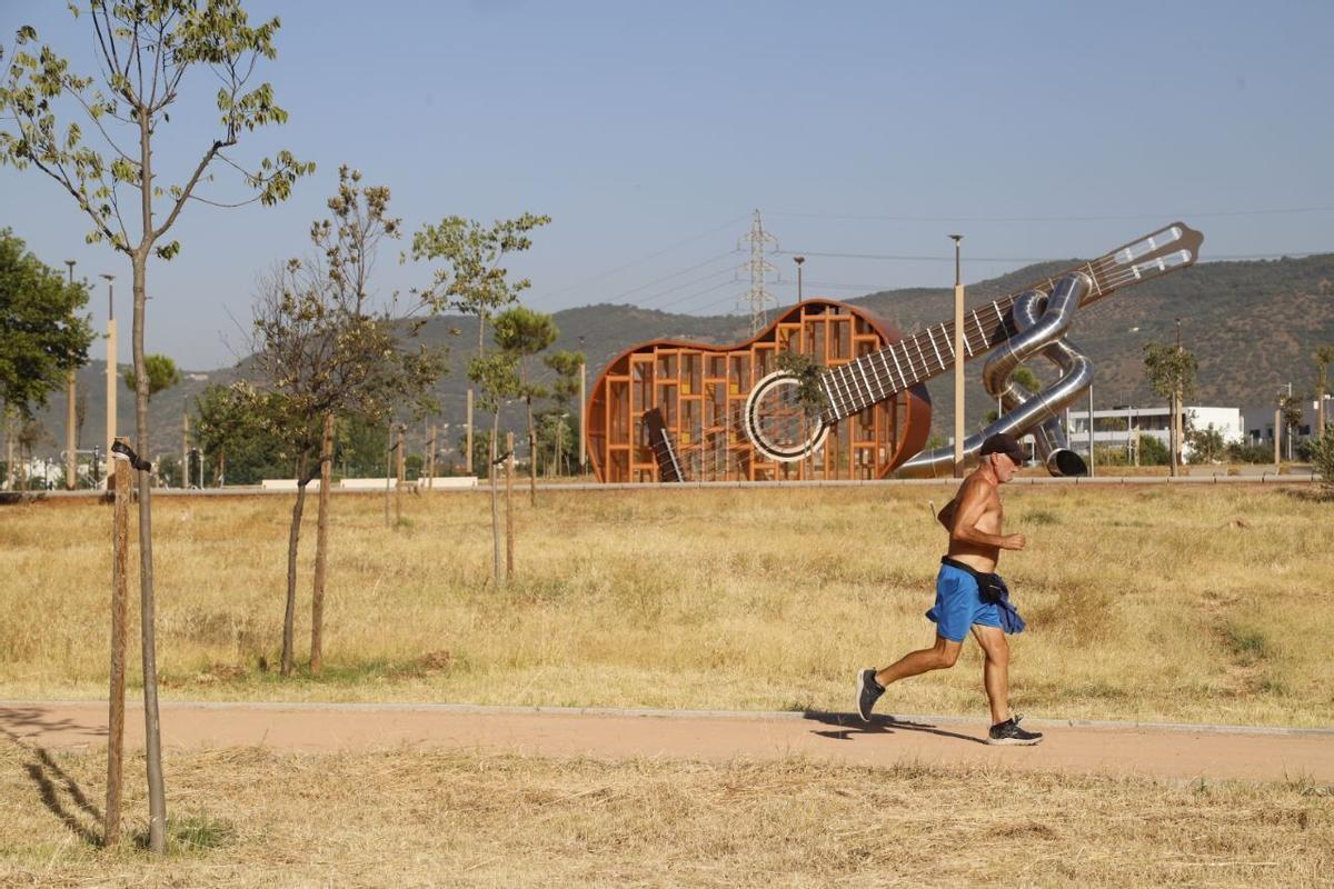 Un corredor pasa por delante de la guitarra-parque infantil del parque del Flamenco, ayer