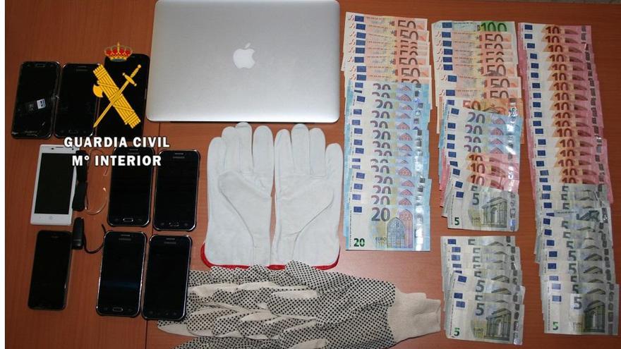 La Guardia Civil ha intervenido dinero en metálico, varios móviles y la ropa con la que cometieron el robo.