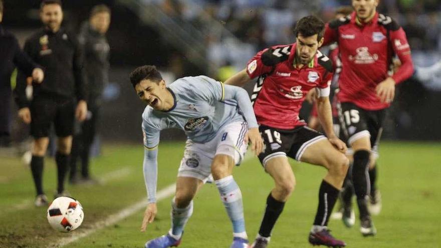 Pablo Hernández recibe falta por parte de Manu García, en el partido de ida en Balaídos. // José Lores