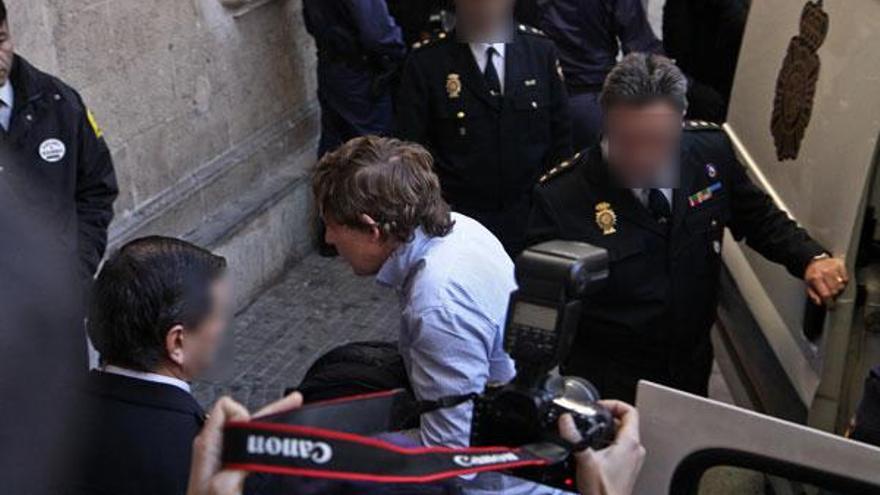 Miquel Àngel Flaquer, saliendo del furgón policial.