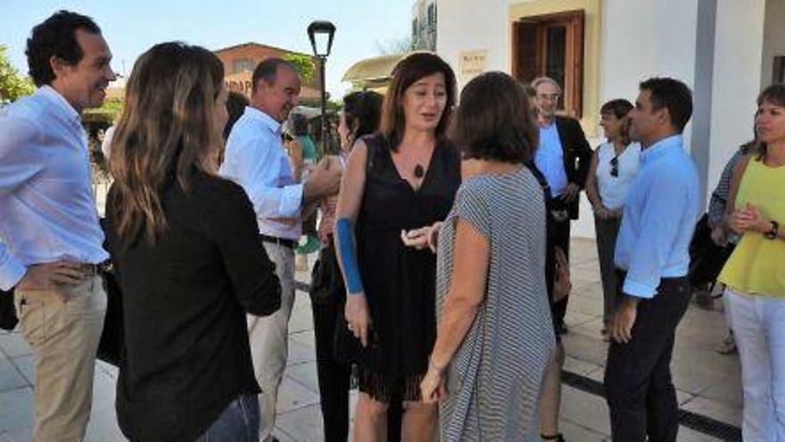 Los consellers del Govern y los del Consell se saludan a la llegada de los primeros.