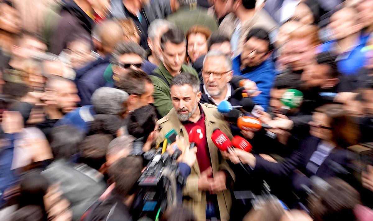 El presidente de Vox, Santiago Abascal, atiende a los medios de comunicación.