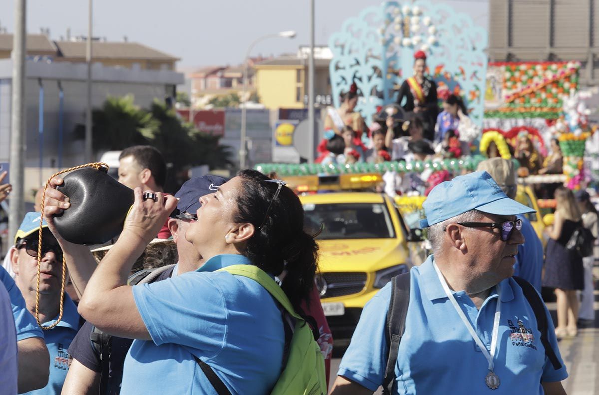 Color y alegría camino del santuario: imágenes de la romería de la Virgen de Linares