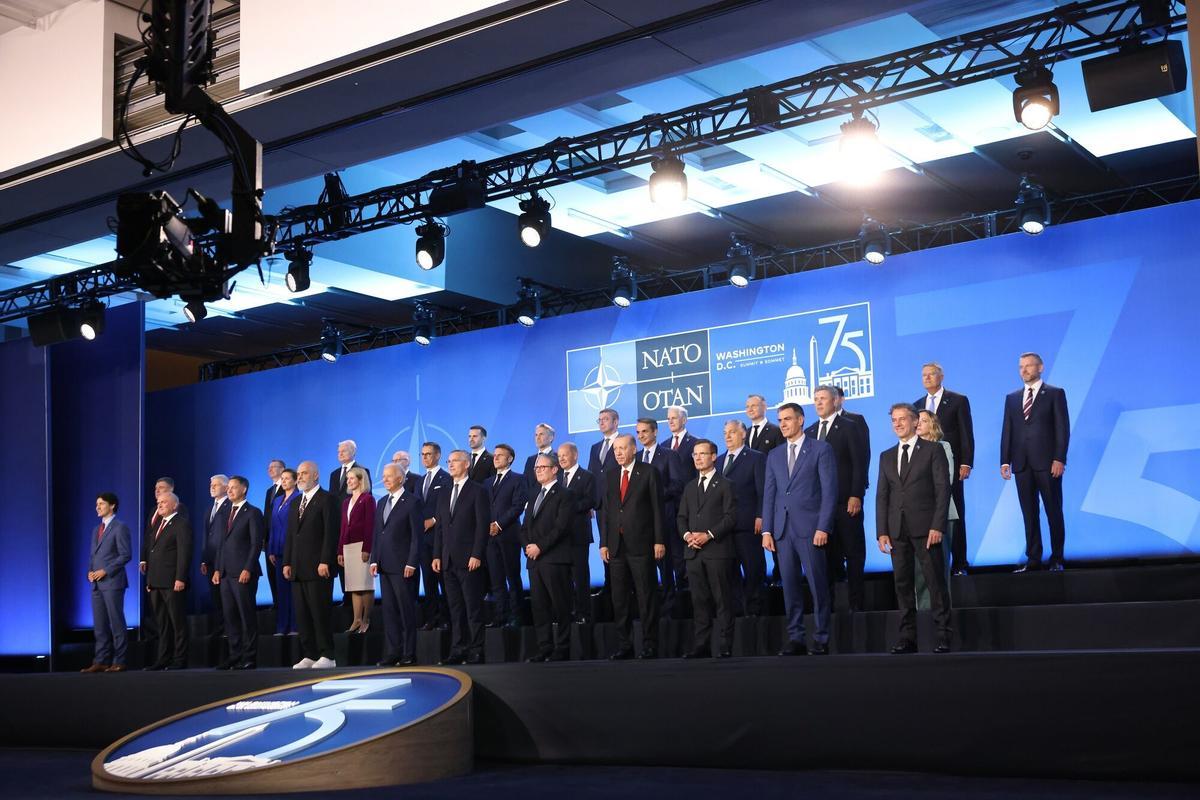 Los jefes de estado posan para una fotografía grupal durante el evento de celebración del 75.° aniversario de la OTAN el 10 de julio de 2024 en Washington, DC.