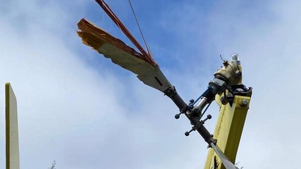 El rotor de cola del helicóptero accidentado en el aeropuerto Tenerife Sur.