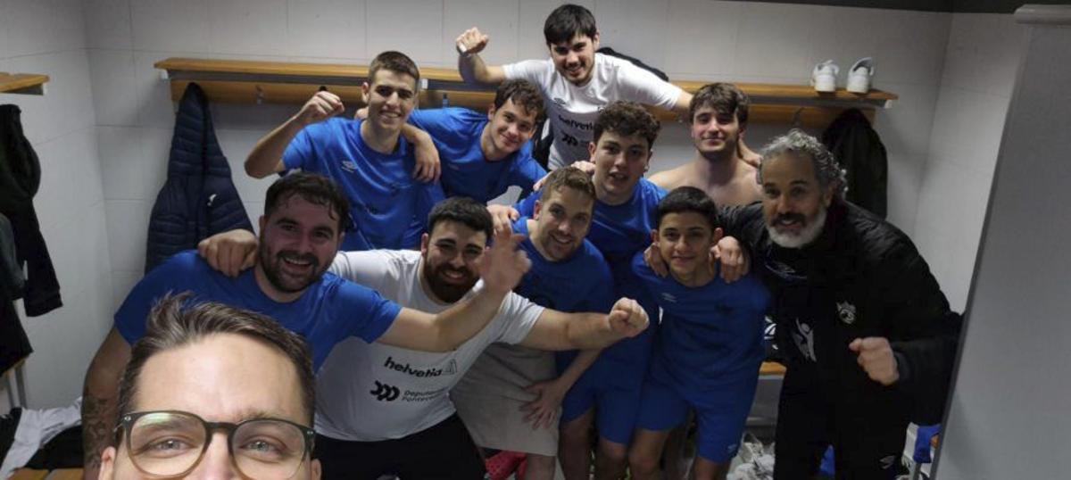 La plantilla del Inversia Seguros A Estrada FS festeja la victoria. |
