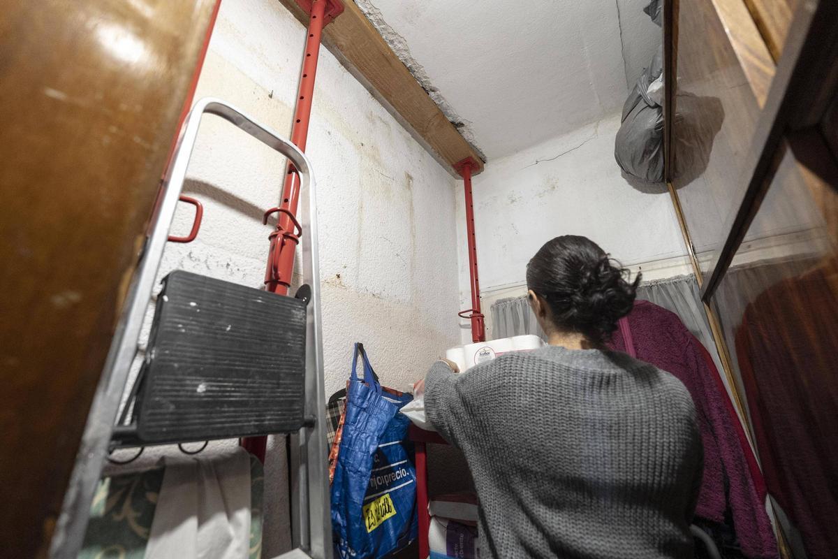 Montse, en una habitación apuntalada en la casa de su madre en Trinitat Vella, en Barcelona.