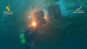 Un buzo de la Guardia Civil inspecciona el casco de un barco
