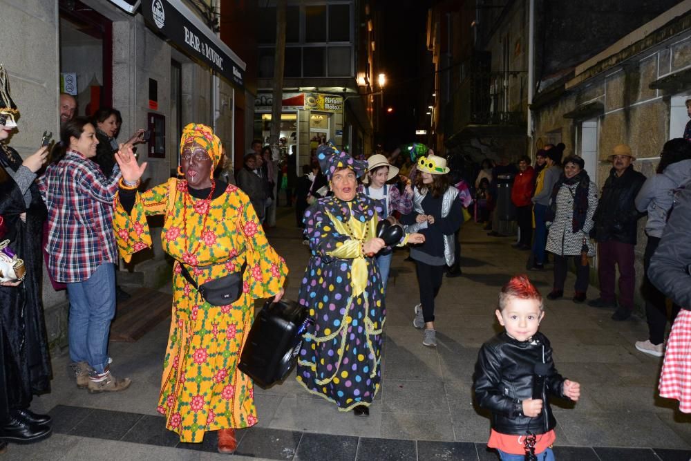 Participantes en el desfile del Momo en Cangas.