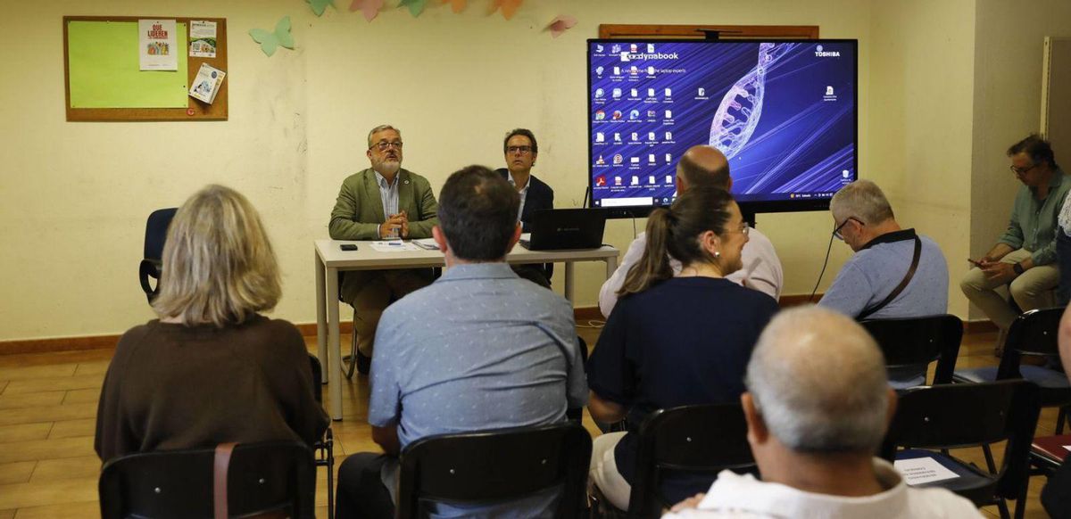 En la mesa, Alfredo García Quintana, a la izquierda, y Nacho Cuesta, ayer durante la junta del distrito 4. | FERNANDO RODRÍGUEZ
