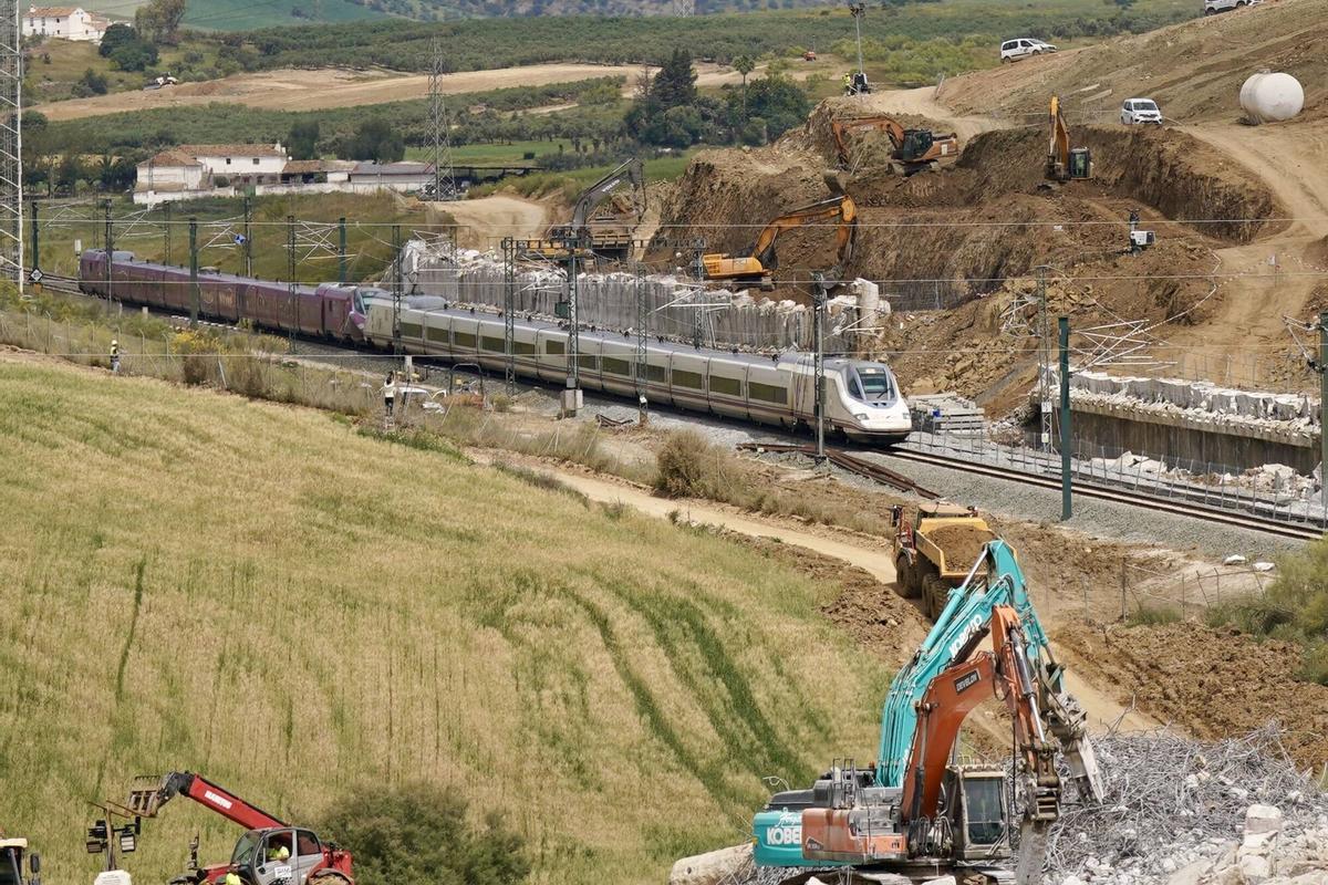 Primer Ave a su paso por Álora, donde el servicio estuvo interrumpido por el temporal donde sepultó las vías del tren dejando durante cuatro meses sin servicio de ferrocarril entre Málaga y Madrid