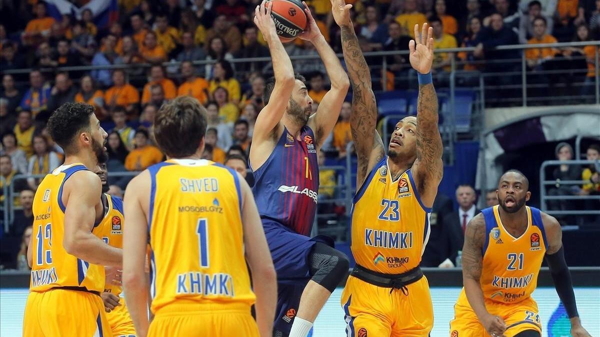 El escolta del Barça Juan Carlos Navaro intenta superar a Thomas del Khimki en el partido