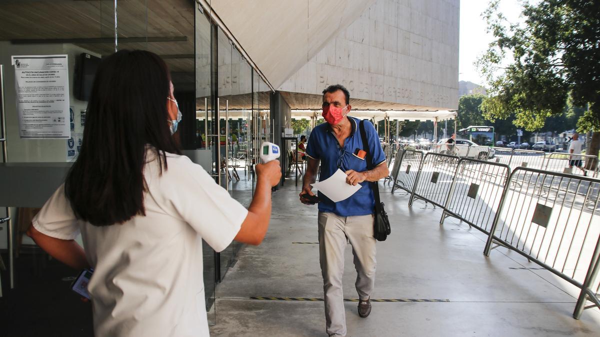 Soriano, de Logrosán, entrando ayer a vacunarse de la tercera dosis al palacio de congresos de Cáceres.