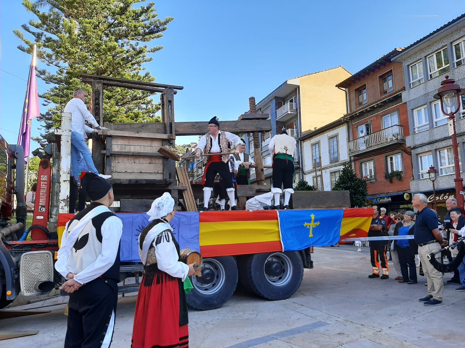 Villaviciosa ofrece el primer mosto a la Portalina: así ha sido el acto seguido de un desfile de carrozas