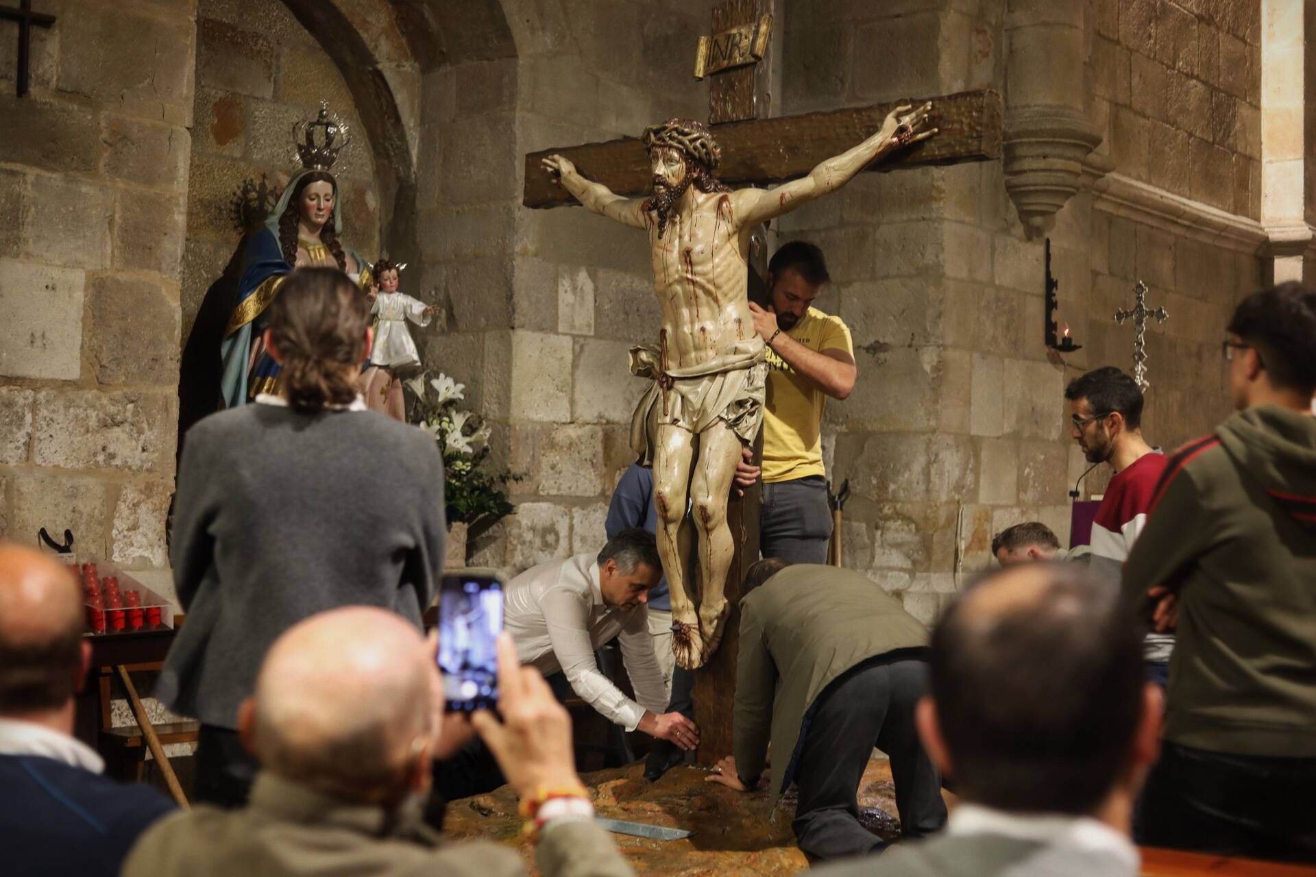 Así preparan el Cristo de la Expiación o de la Agonía para la procesión de las Siete Palabras