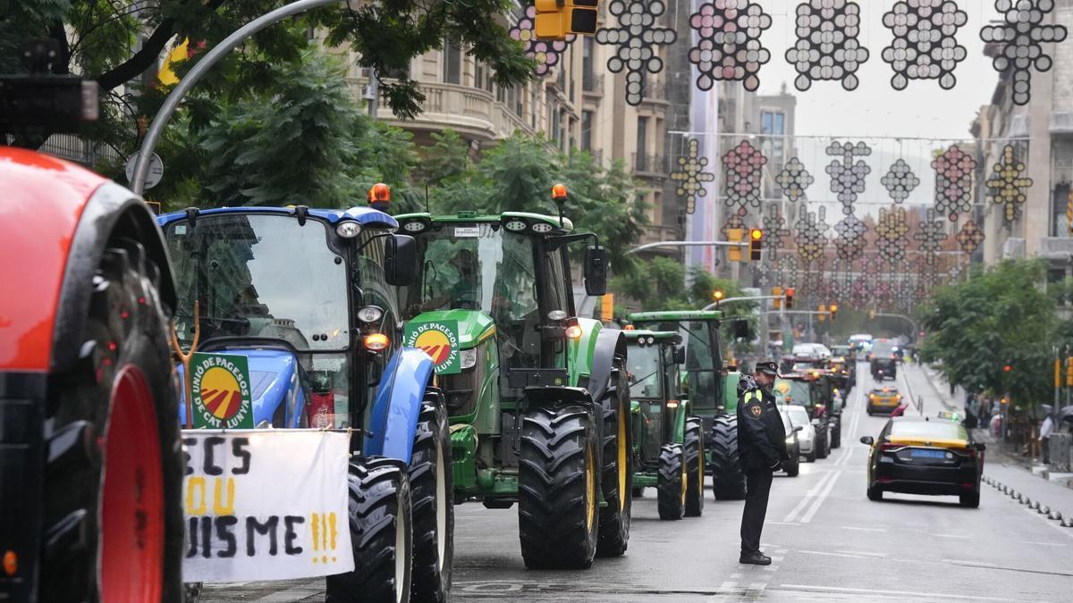Tractores por las calles de Barcelona en protesta por la ampliación de la zona de protección de aves del delta del Llobregat, este martes.