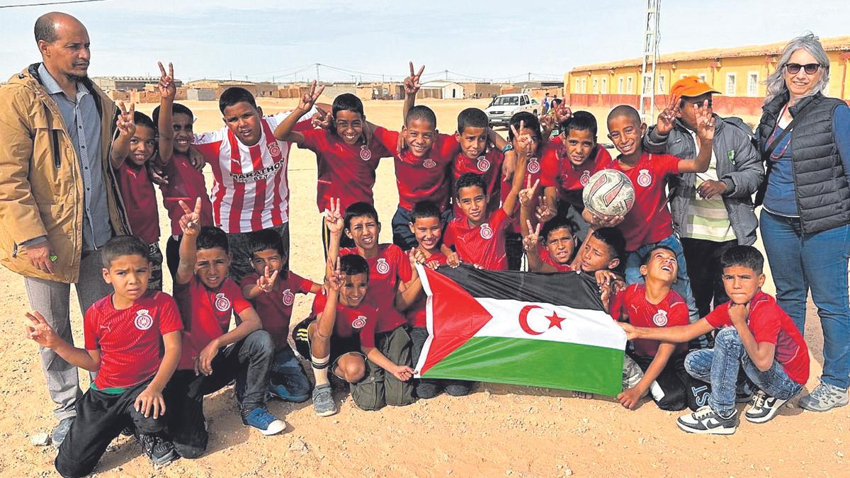 Nois sahrauís en els campaments de refugiats vestint la samarreta del Girona.