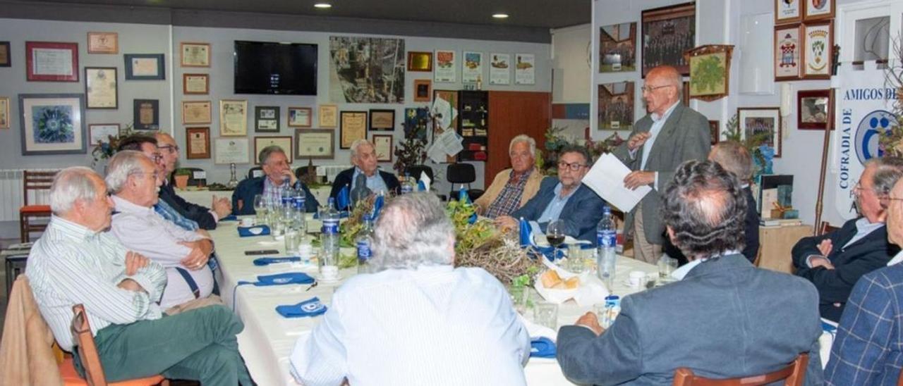 Rafael Secades, de pie, durante las lentejas de la Cofradía de Amigos de los Quesos.